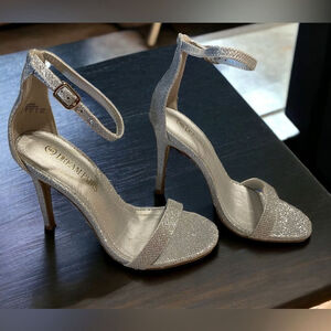 Size 6 Silver sparkly glitter open toe heels Karrie Dream Pairs 6842013024
